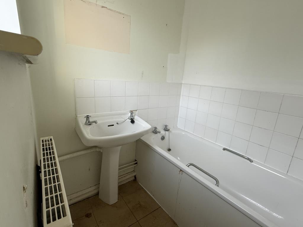 Lot: 129 - HOUSE IN NEED OF IMPROVEMENT - Bathroom in House in Need of Improvement